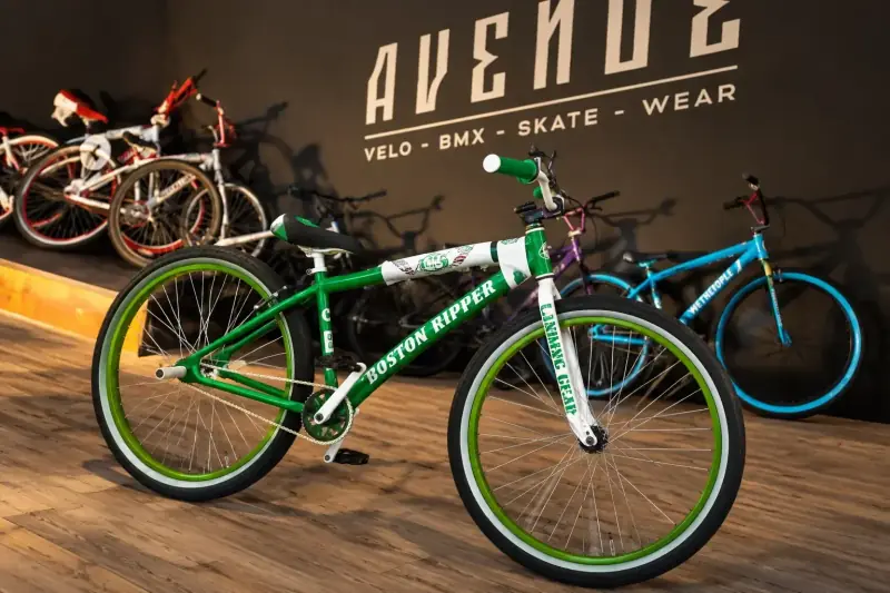 BMX cruiser exposé dans la boutique BMX Avenue