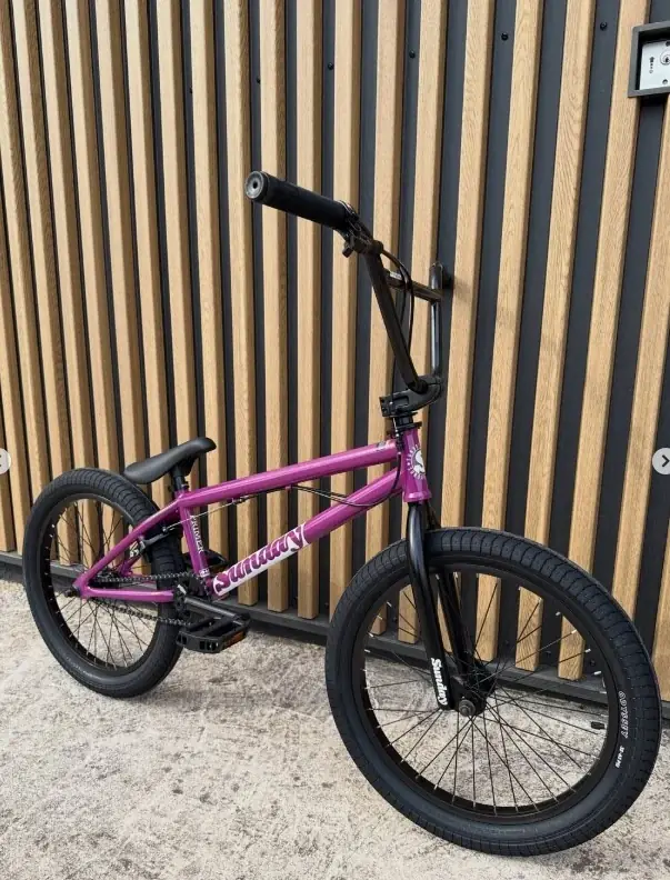 BMX street présenté devant un décor urbain