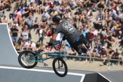 Rider en BMX park dans les airs au-dessus d’une rampe