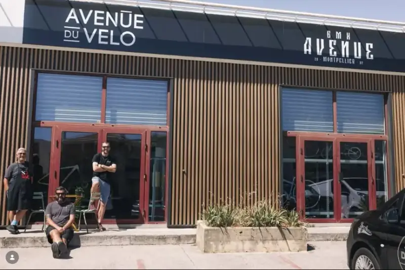 Devanture du magasin BMX Avenue au Crès avec son équipe devant l’entrée