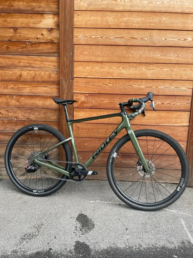 Vélo gravel d’aventure sur une piste naturelle