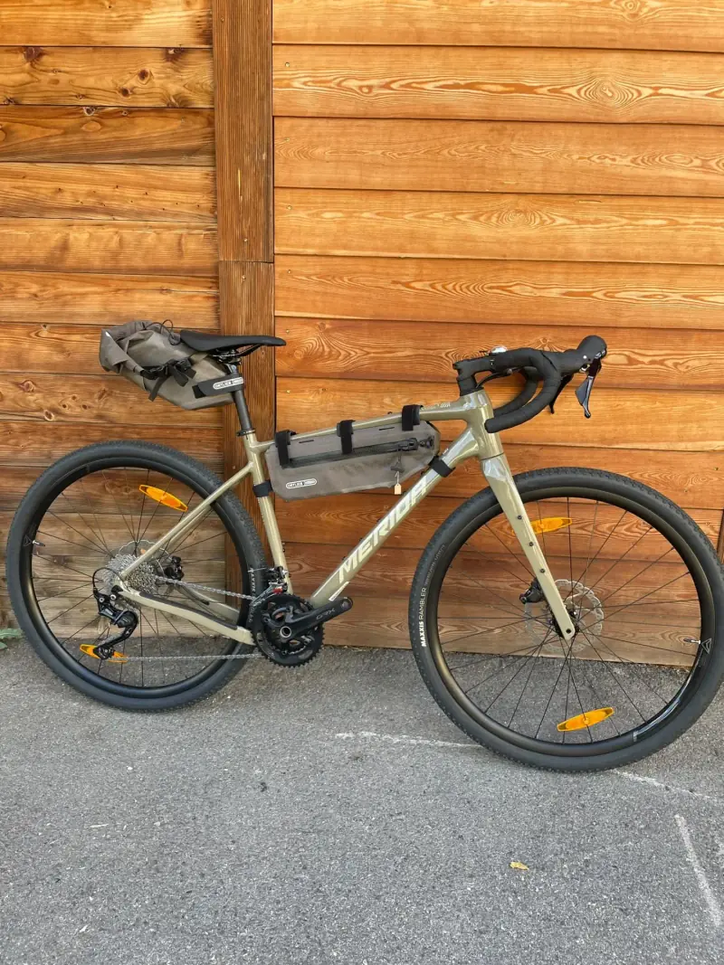Vélo gravel équipé de sacoches pour un voyage en bikepacking