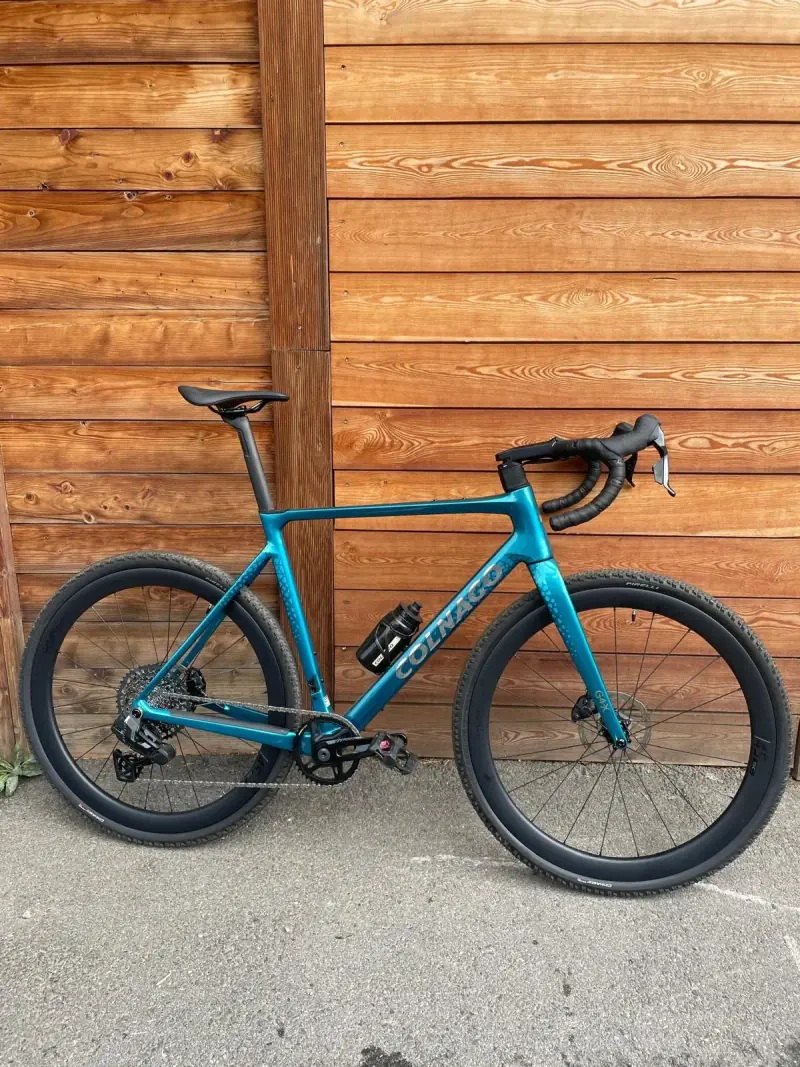 Vélo gravel polyvalent équipé pour alterner route et chemins