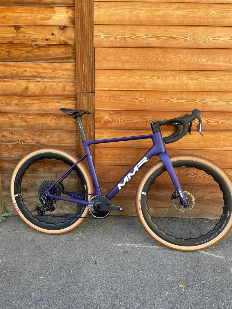 Cycliste sur un vélo gravel sportif roulant sur un chemin