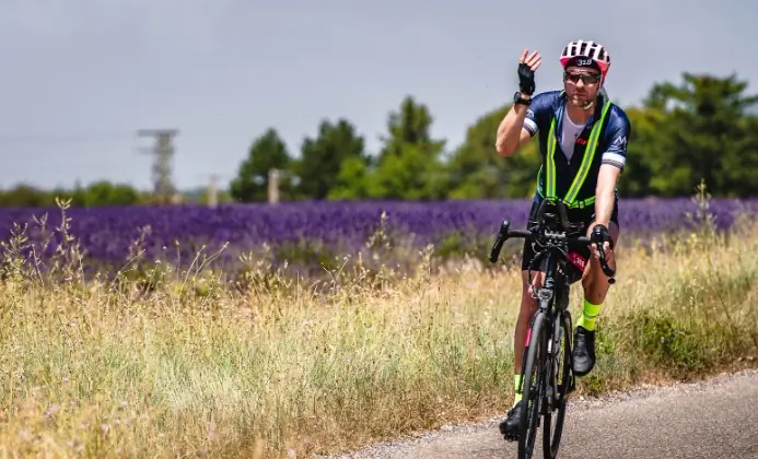Cycliste dans un champ de lavande en Provence