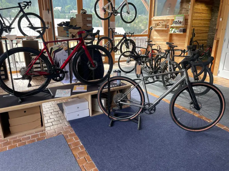 Vélos exposés en boutique Avenue du Vélo