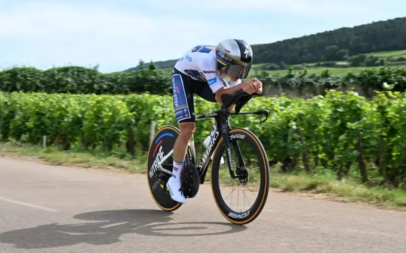 Cycliste en effort sur vélo de contre-la-montre