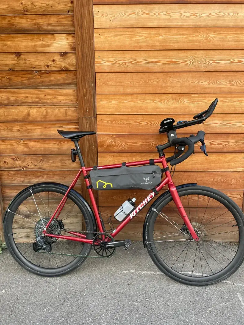 Vélo d’ultra-cyclisme rouge équipé pour la longue distance