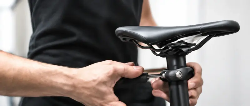 Ajustement précis de la selle sur le vélo