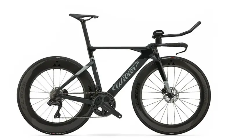 Vélo noir de triathlon et contre-la-montre présenté de profil