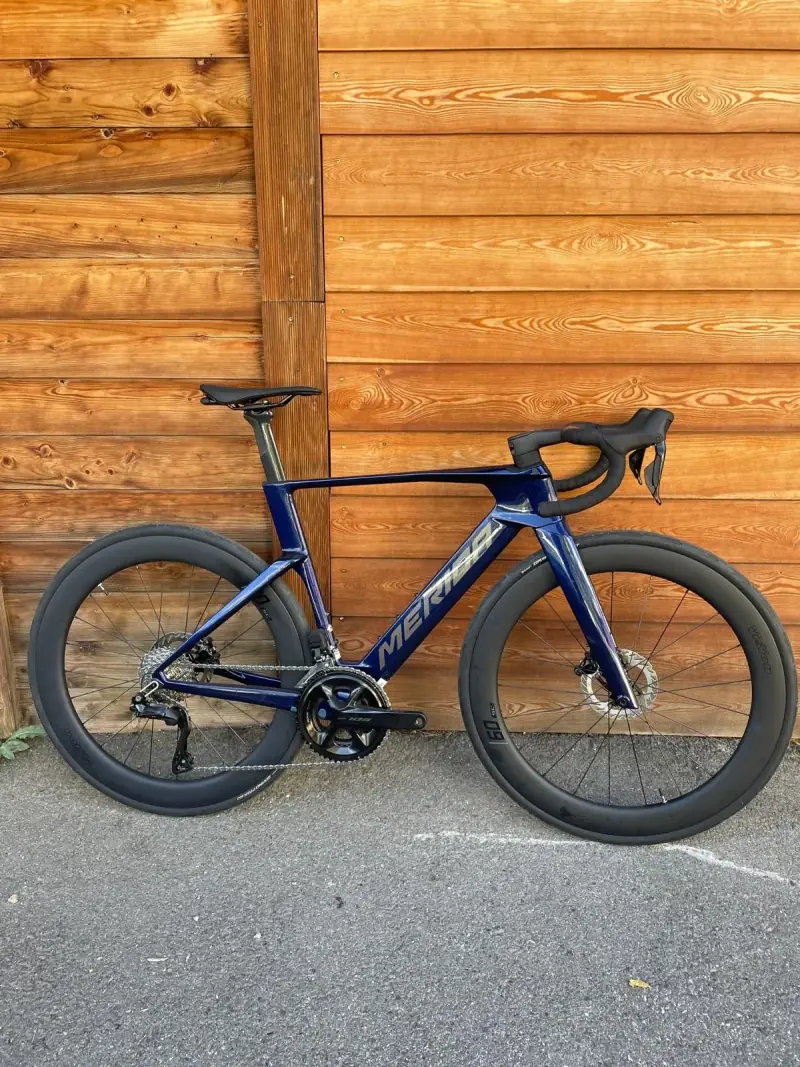 Vélo de route aérodynamique bleu présenté de profil