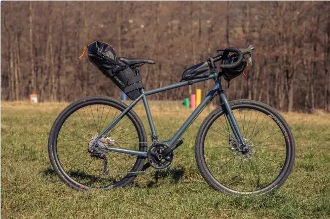 Vélo d’aventure légère équipé de sacoches compactes