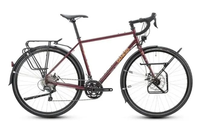 Vélo de grande itinérance chargé de sacoches pour un long voyage