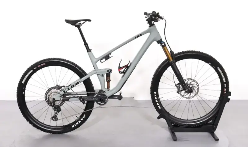 VTT tout-suspendu all-mountain sur un terrain accidenté