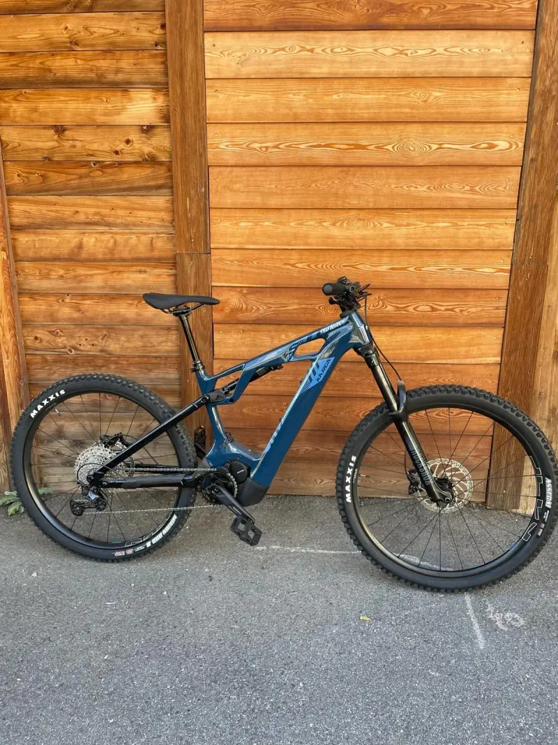 Vététiste sur un VTT électrique d’enduro en terrain montagneux